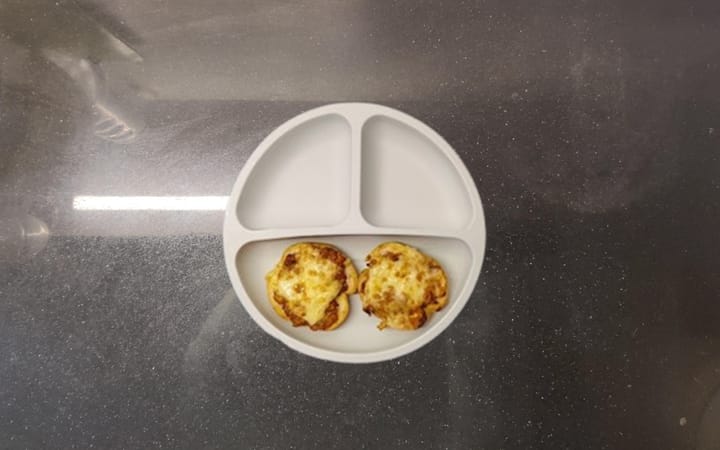 mini pizza, chicken tikka pizza, homemade mini pizza, blw, baby led weaning, blw recipes, desi baby led weaning